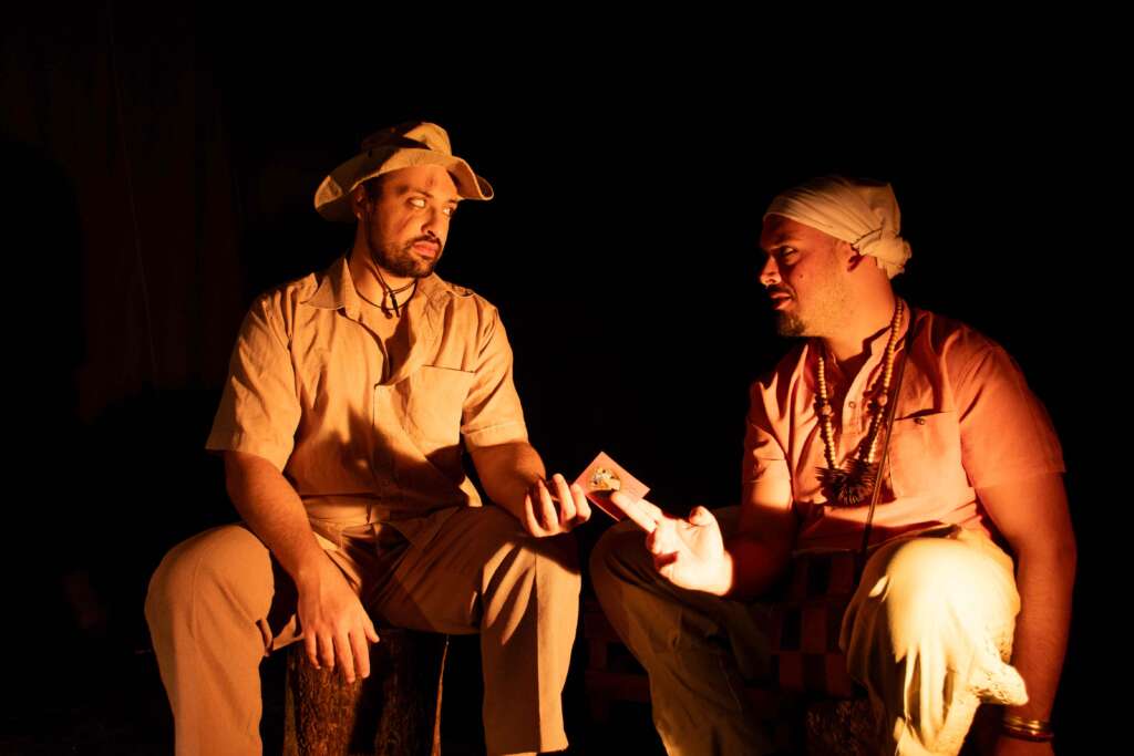 Há uma maldição no rio. De tempos em tempos, o rio leva os ribeirinhos para a outra margem. A travessia precisa acontecer, mas ninguém sabe o que acontece no percurso e o que há do outro lado.