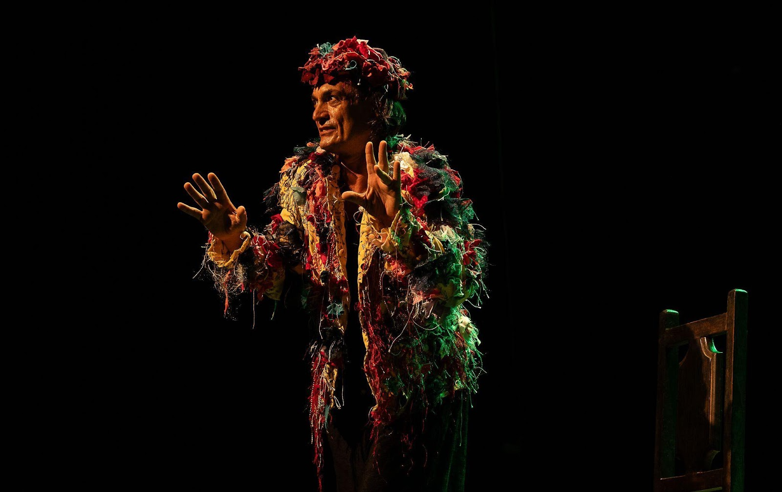 “LÍNGUA SOLTA” MISTURA MEMÓRIA E VIVÊNCIAS EM ESPETÁCULO AUTORAL NO AMERICANA MOSTRA 2025