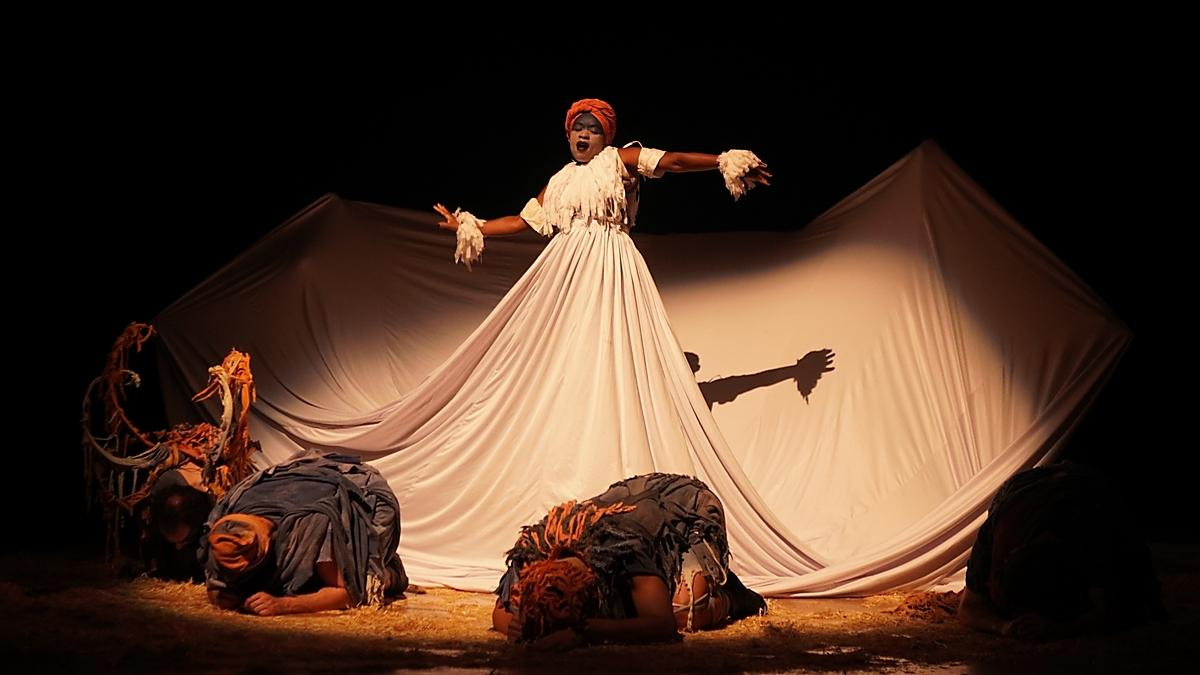 AMERICANA MOSTRA 2025 RECEBE ESPETÁCULO CONSAGRADO “LISÍSTRATA – O VOO DAS ANDORINHAS”